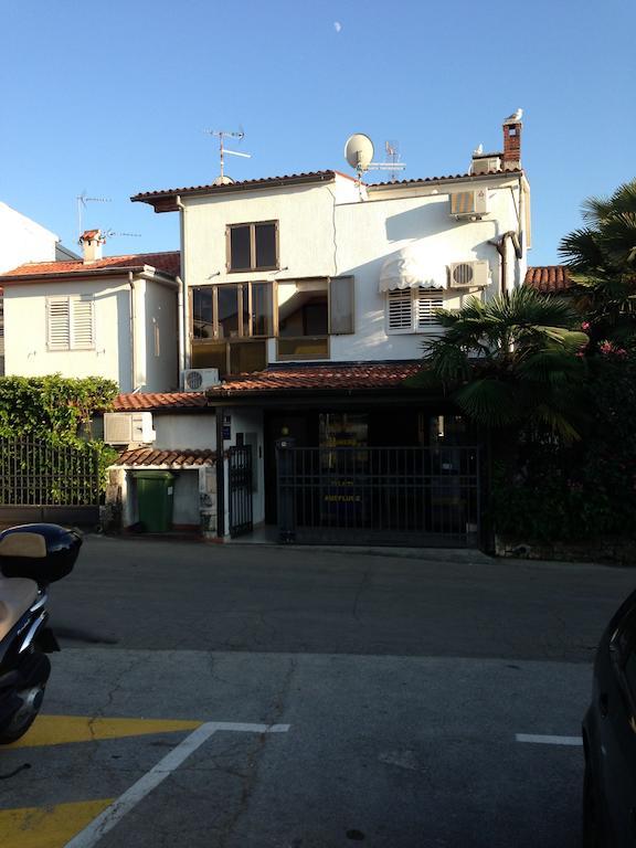 Apartments Oliva Porec Bagian luar foto